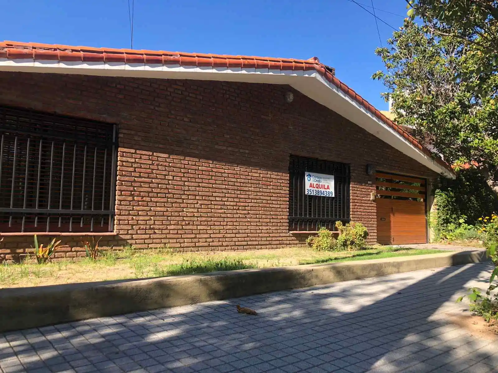 MUY COMODA Y FUNCIONAL! 230 m2 CUBIERTOS Y 750m2  TERRENO PILETA ! COCHERA P/4