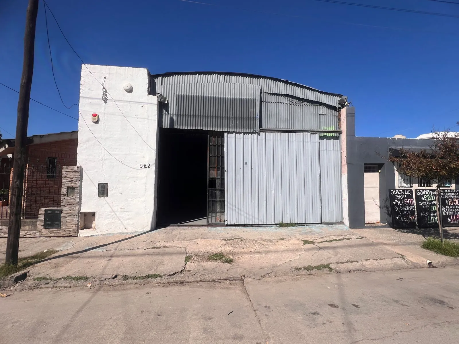 🏭 Galpón con Oficina y Patio en Alquiler – B° Primero de Mayo