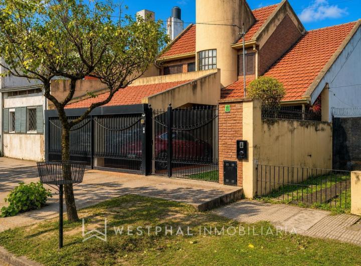 Casa · 205m² · 7 Ambientes · 2 Cocheras
