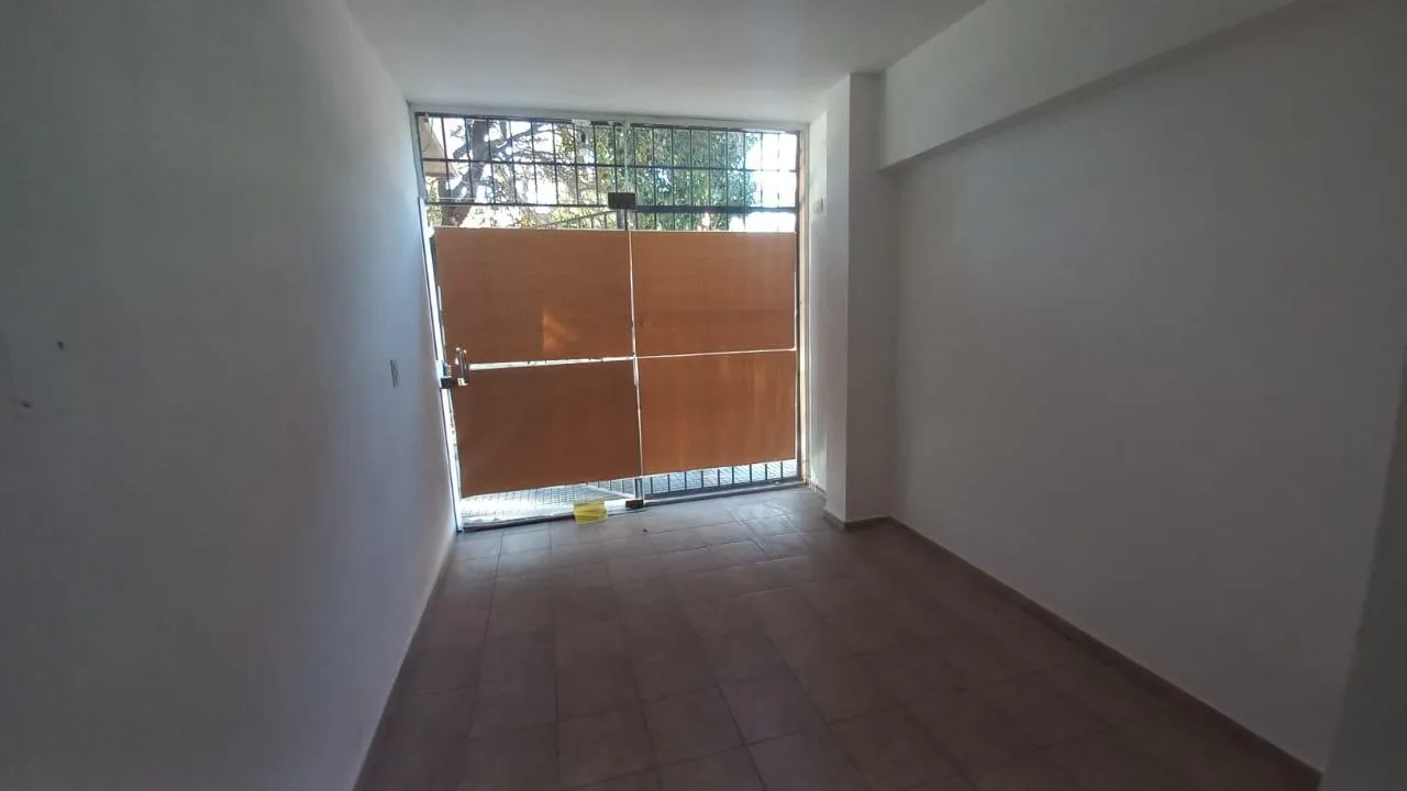 LOCAL COMERCIAL DE 20 MTS EN DUARTE QUIROS AL 2000