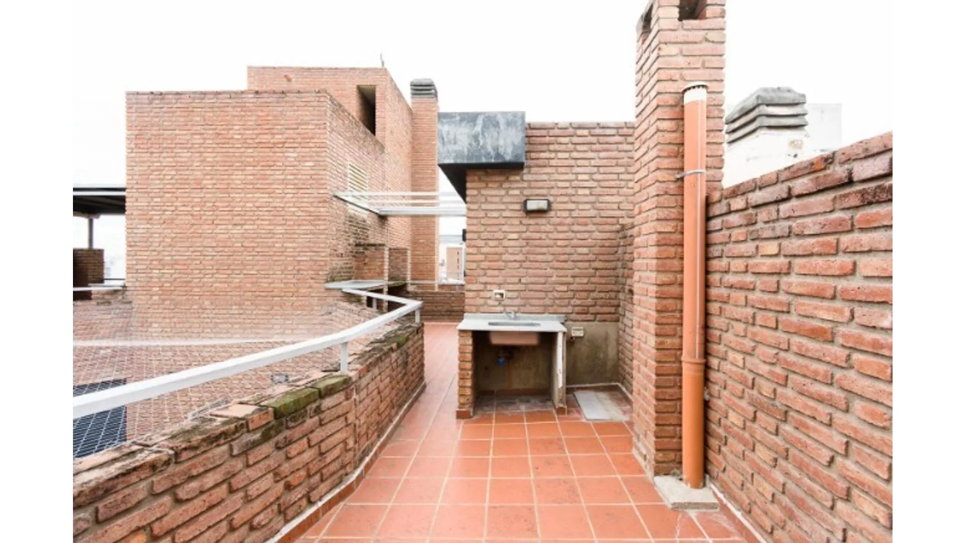 DEPARTAMENTO TIPO TRÍPLEX EN VENTA  3 DORMITORIOS - TERRAZA