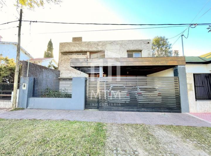 Casa · 150m² · 6 Ambientes · 2 Cocheras