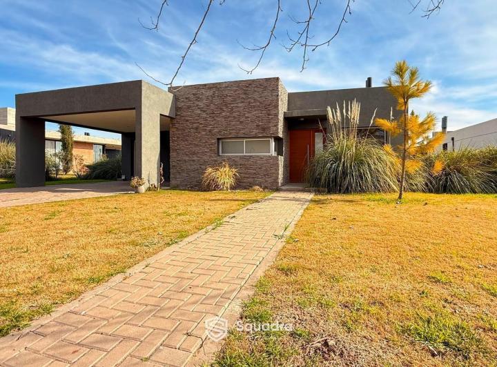 Casa · 110m² · 3 Ambientes · 2 Cocheras