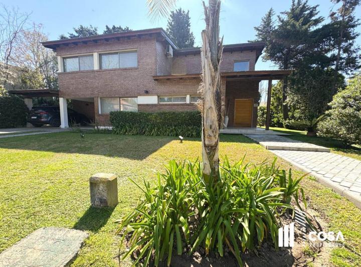 Casa · 218m² · 6 Ambientes · 2 Cocheras