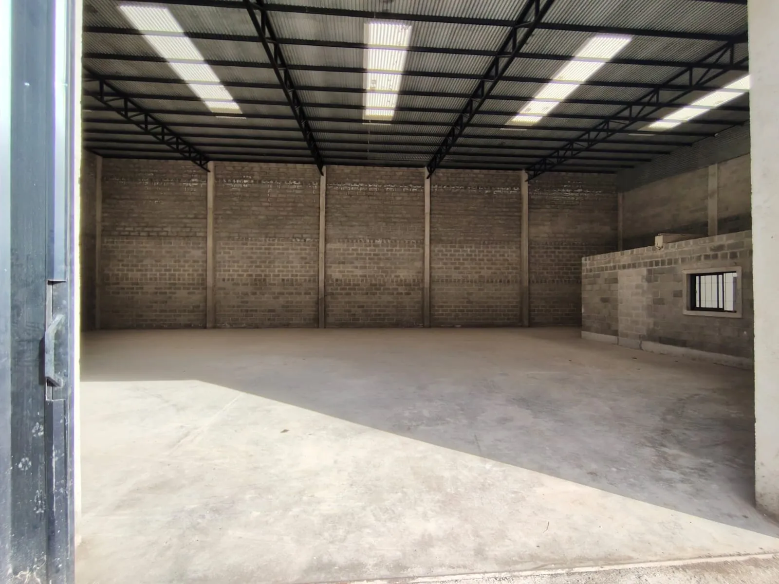 ALQUILO NAVES INDUSTRIALES DE 400 M2 CON OFICINA EN LOS BOULEVARES