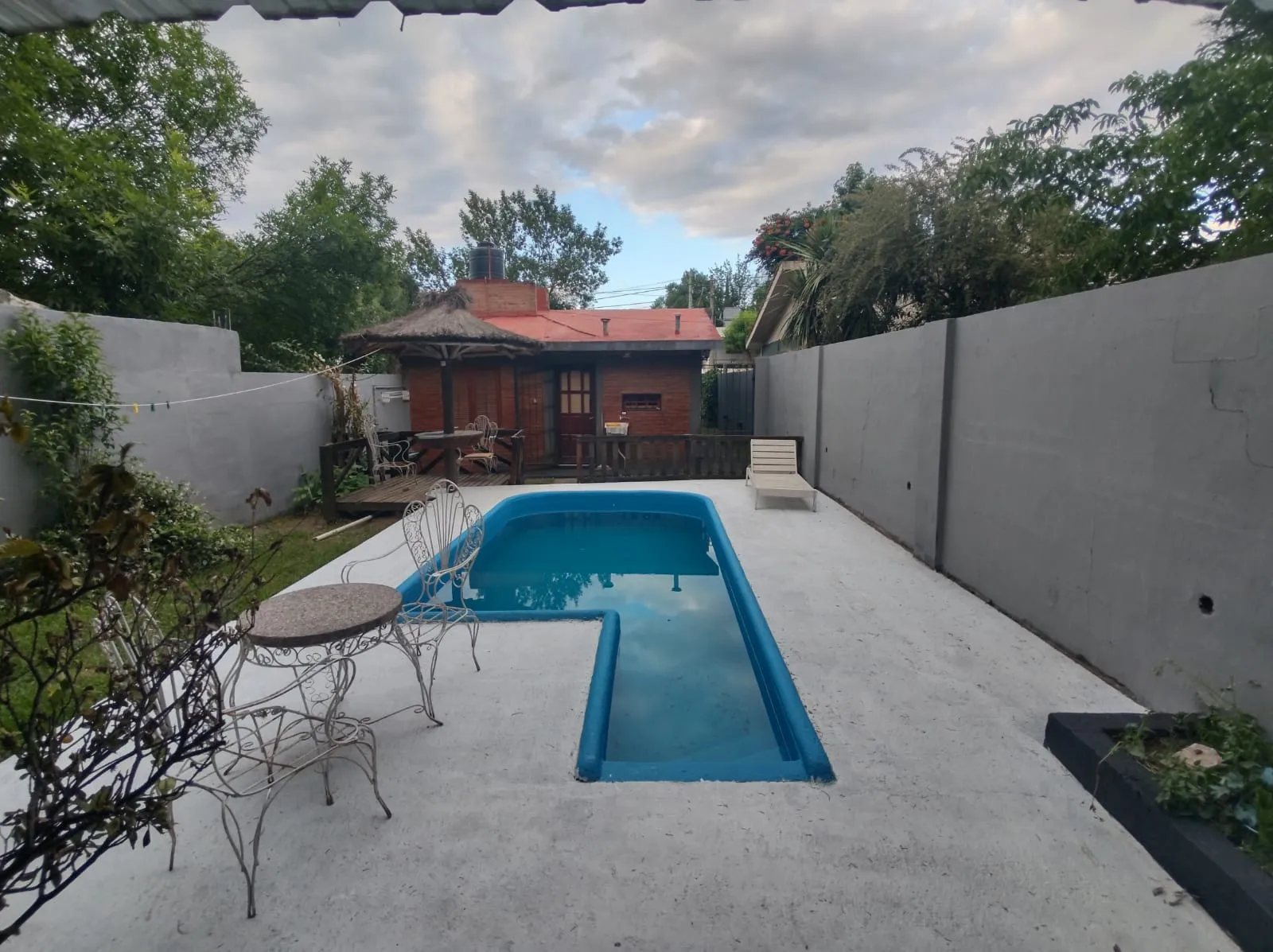 CASA EN VENTA DE DOS DORMITORIOS - SOL Y RIO.- CARLOS PAZ