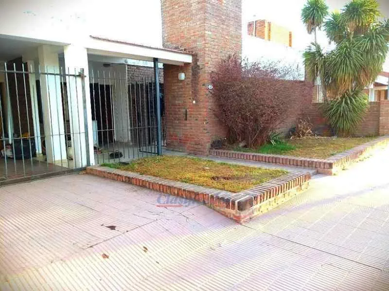 CASA EN BARRIO LA HUELGA ..EXCELENTE UBICACION