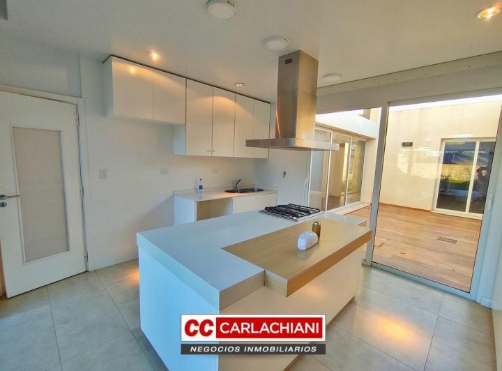Casa · 384m² · 6 Ambientes · 2 Cocheras