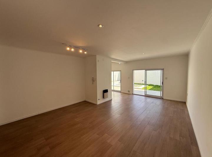 Casa · 100m² · 5 Ambientes · 1 Cochera