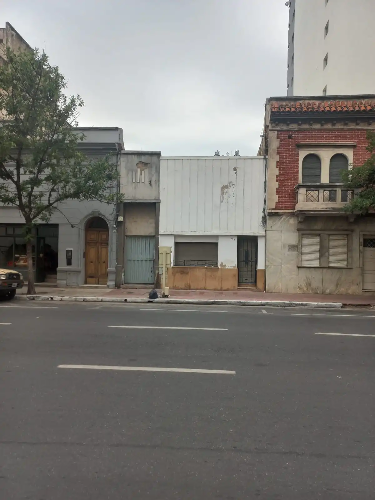 Excelente Propiedad para refaccionar! a mts Plaza Colon