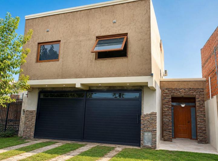 Casa · 408m² · 6 Ambientes · 2 Cocheras