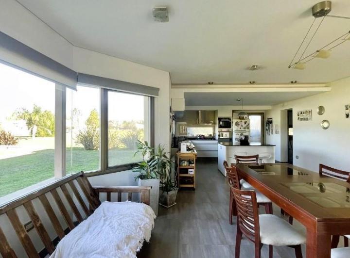 Casa · 323m² · 8 Ambientes · 2 Cocheras