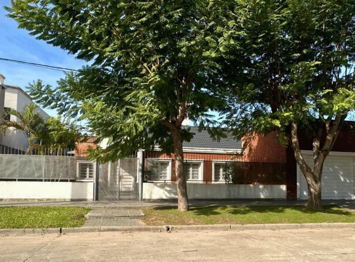 Casa · 208m² · 6 Ambientes · 2 Cocheras