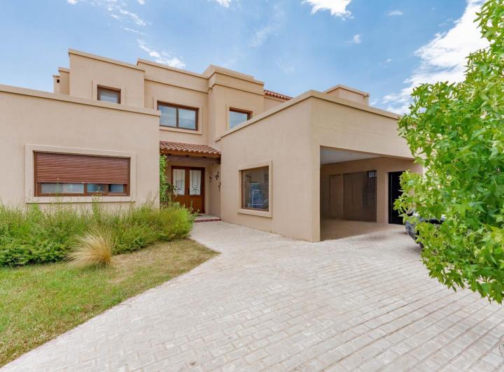 Casa · 348m² · 7 Ambientes · 2 Cocheras