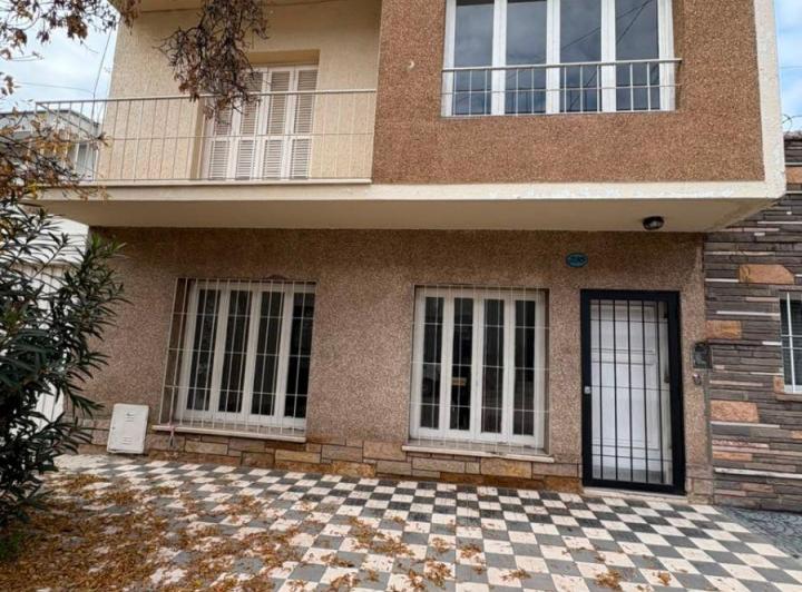 Casa · 280m² · 9 Ambientes · 3 Cocheras