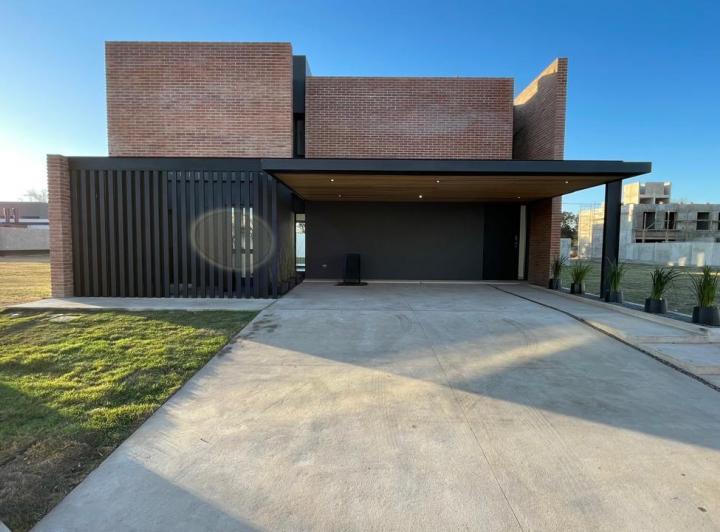 Casa · 352m² · 7 Ambientes · 2 Cocheras