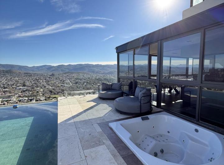 Casa · 450m² · 10 Ambientes · 1 Cochera