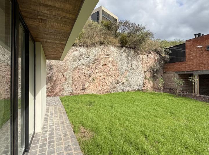 Casa · 280m² · 6 Ambientes · 2 Cocheras