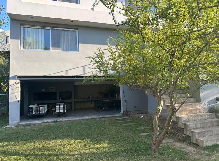 Casa · 400m² · 7 Ambientes · 3 Cocheras