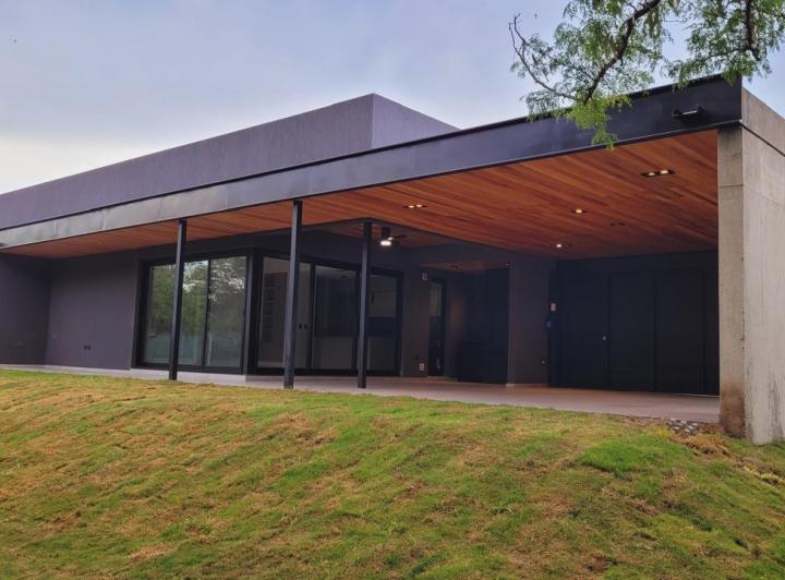 Casa · 370m² · 8 Ambientes · 2 Cocheras