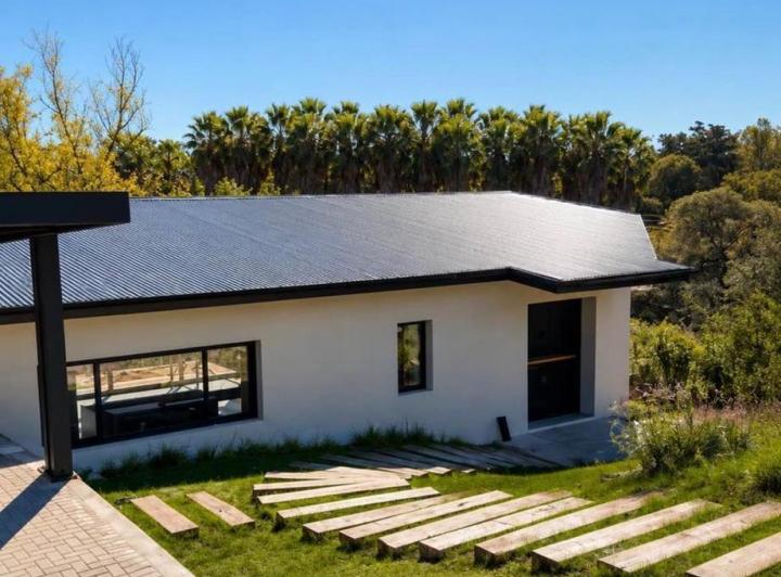 Casa · 330m² · 6 Ambientes · 4 Cocheras