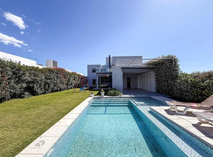 Casa · 344m² · 6 Ambientes · 2 Cocheras