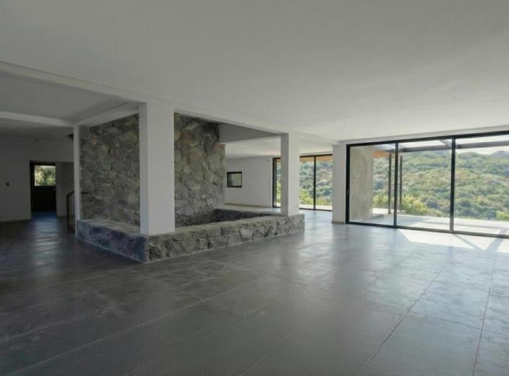 Casa · 335m² · 6 Ambientes · 2 Cocheras