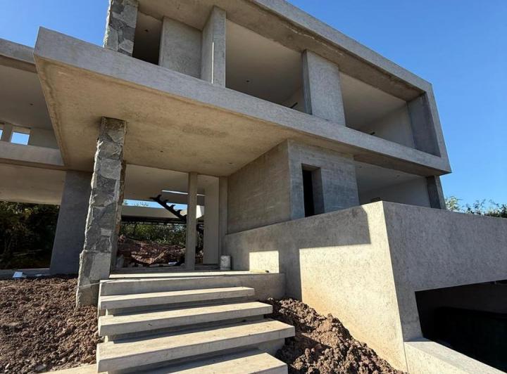 Casa · 394m² · 6 Ambientes · 2 Cocheras