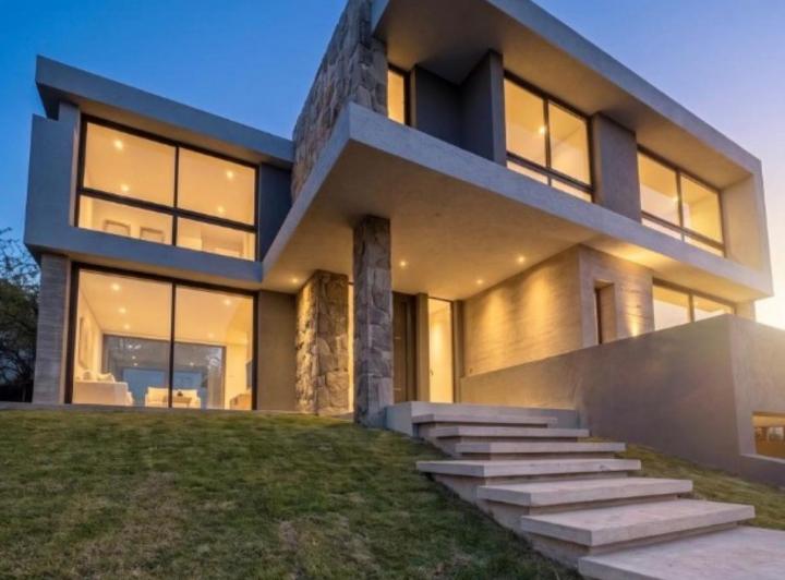 Casa · 394m² · 6 Ambientes · 2 Cocheras