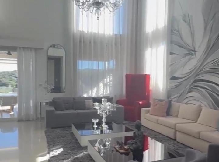 Casa · 680m² · 10 Ambientes · 4 Cocheras