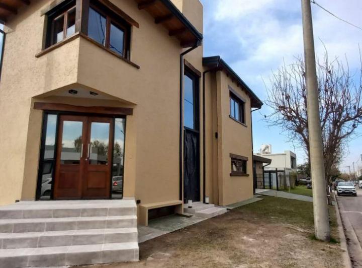 Casa · 289m² · 6 Ambientes · 3 Cocheras