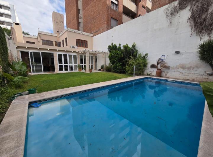 Casa · 460m² · 10 Ambientes · 1 Cochera