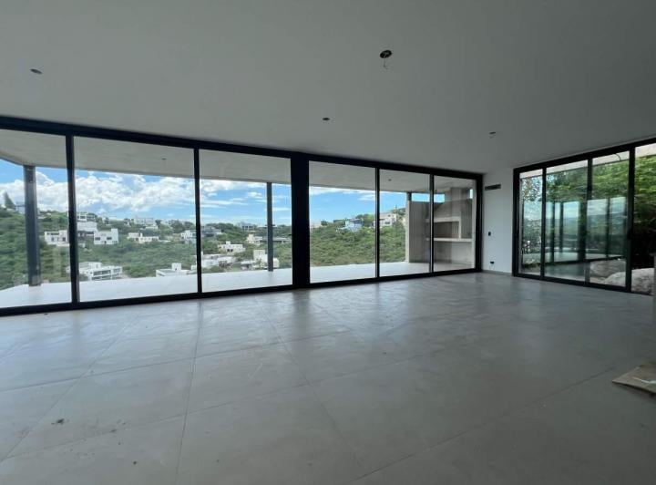 Casa · 280m² · 5 Ambientes · 2 Cocheras