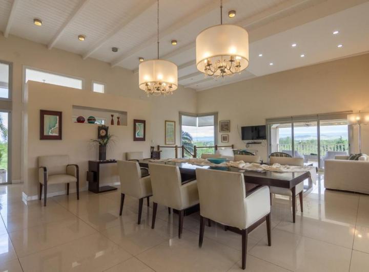 Casa · 350m² · 9 Ambientes · 4 Cocheras