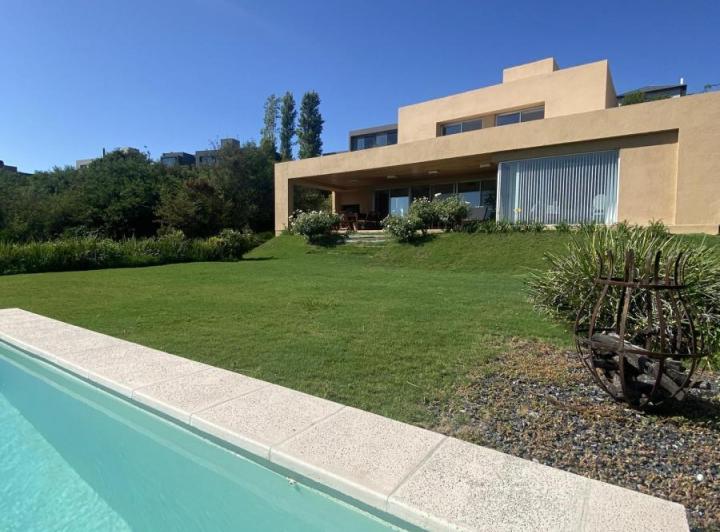 Casa · 283m² · 4 Ambientes · 2 Cocheras