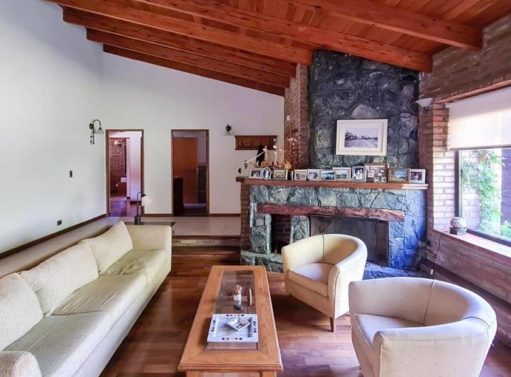Casa · 310m² · 6 Ambientes · 3 Cocheras