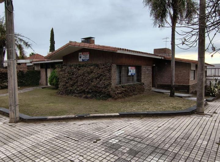 Casa · 240m² · 8 Ambientes · 1 Cochera