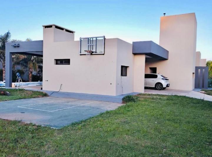 Casa · 1500m² · 4 Ambientes · 2 Cocheras