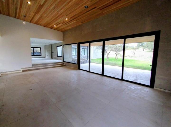 Casa · 1650m² · 4 Ambientes · 3 Cocheras