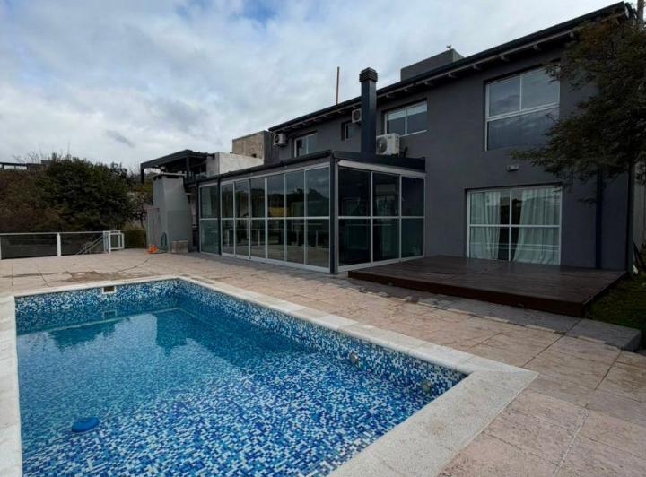 Casa · 300m² · 6 Ambientes · 1 Cochera