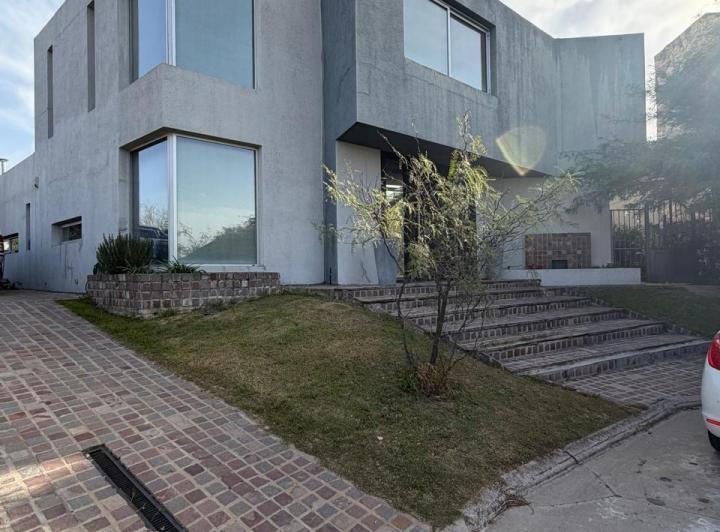 Casa · 300m² · 17 Ambientes · 3 Cocheras