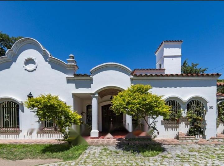 Casa · 585m² · 8 Ambientes · 1 Cochera