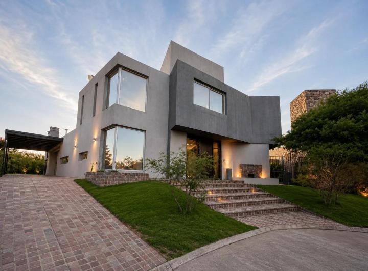 Casa · 300m² · 6 Ambientes · 1 Cochera