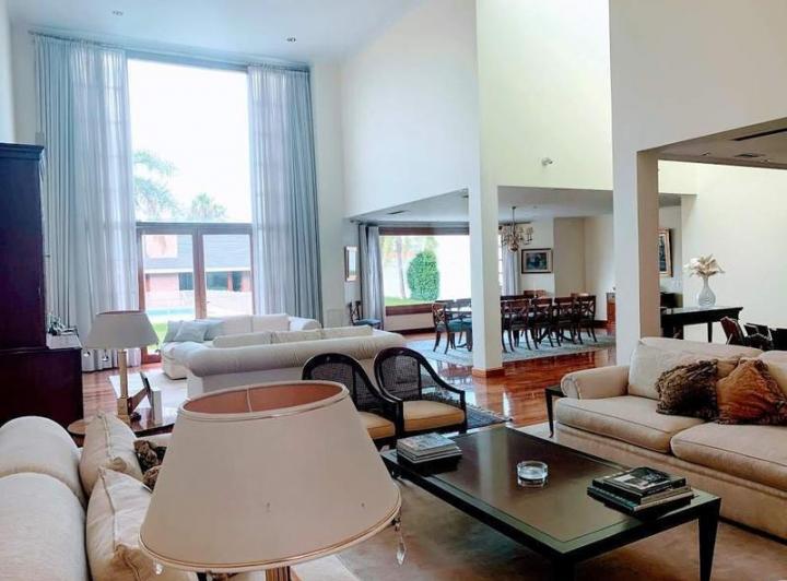 Casa · 750m² · 4 Ambientes · 4 Cocheras