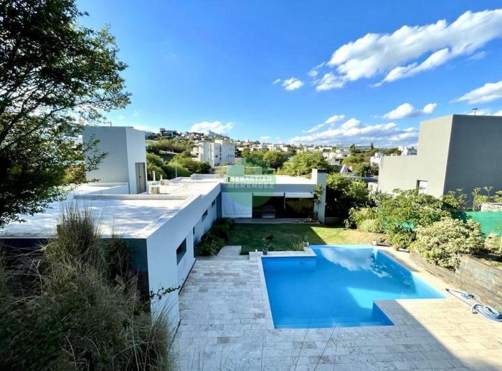 Casa · 450m² · 6 Ambientes · 4 Cocheras