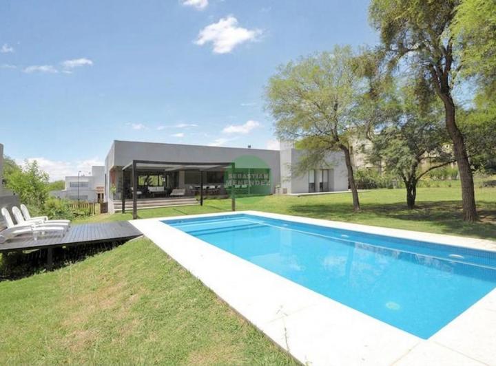 Casa · 449m² · 7 Ambientes · 3 Cocheras