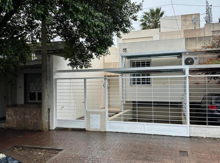 Casa · 1m² · 4 Dormitorios · 1 Cochera