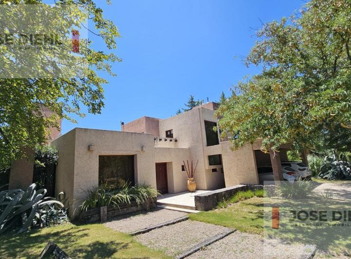 Casa · 388m² · 2 Cocheras