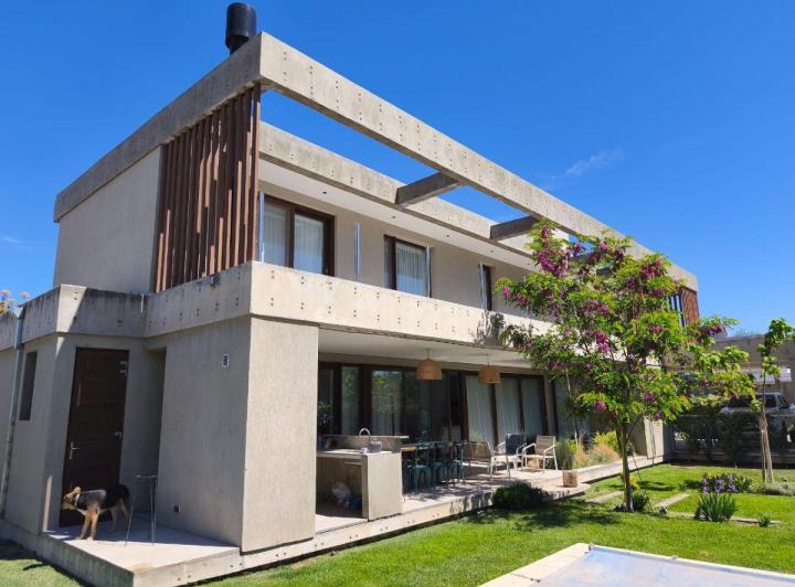 Casa · 300m² · 5 Ambientes · 2 Cocheras