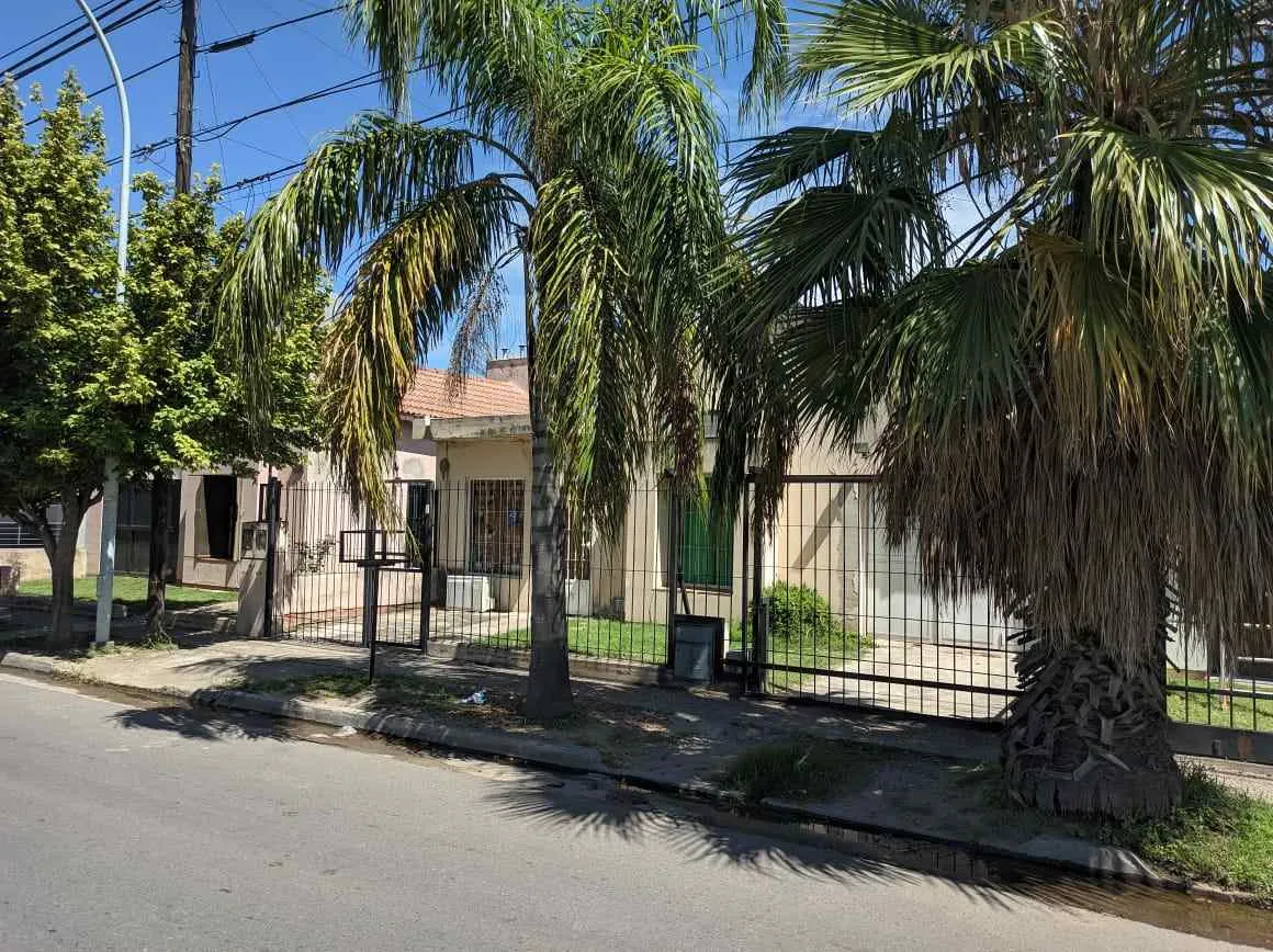 SMATA1 CASA DE 3 DORMITORIOS A VENTA CALLE DIRK KLOOSTERMAN